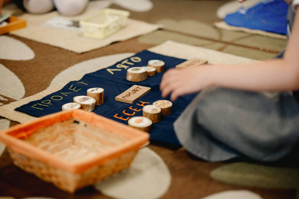 Деца в Монтесори среда